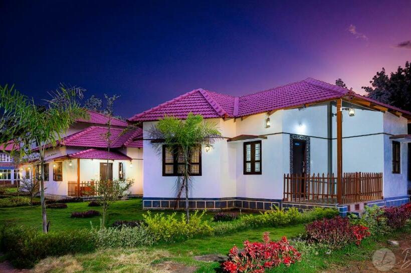 בית מלון כפרי The Excellency Resort & Spa, Coorg