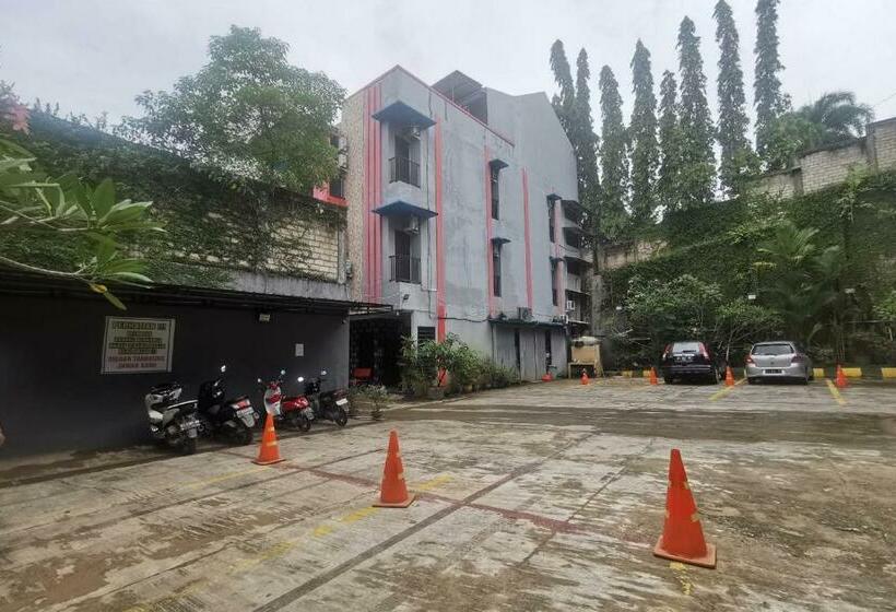 فندق Reddoorz At Pahlawan Street