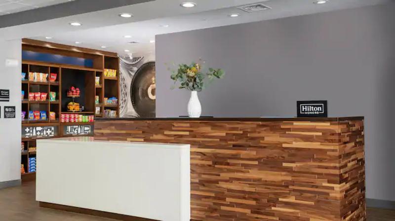 هتل Hampton Inn & Suites By Hilton Burlington Toronto