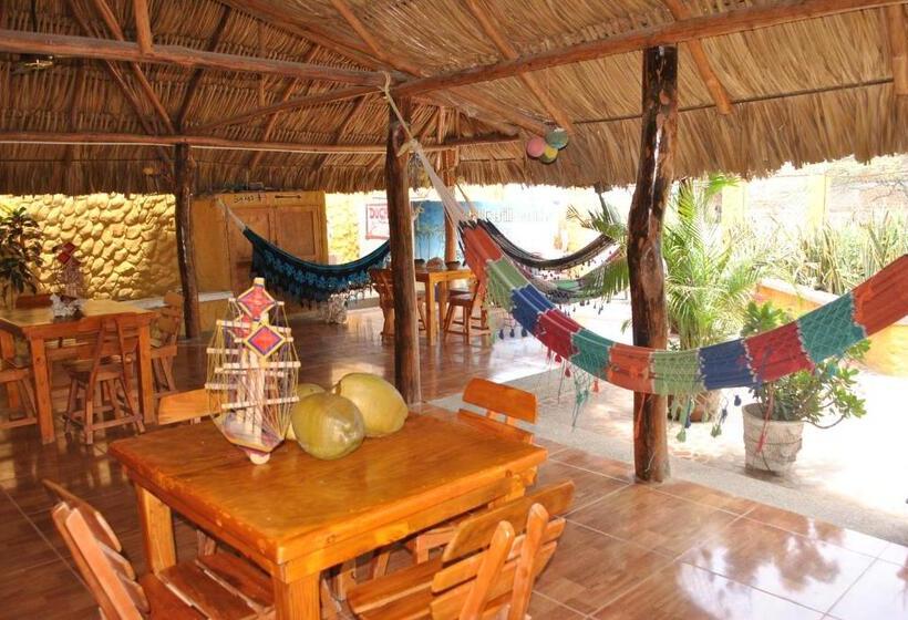 هتل Hostal Castillo Del Mar   Hostel