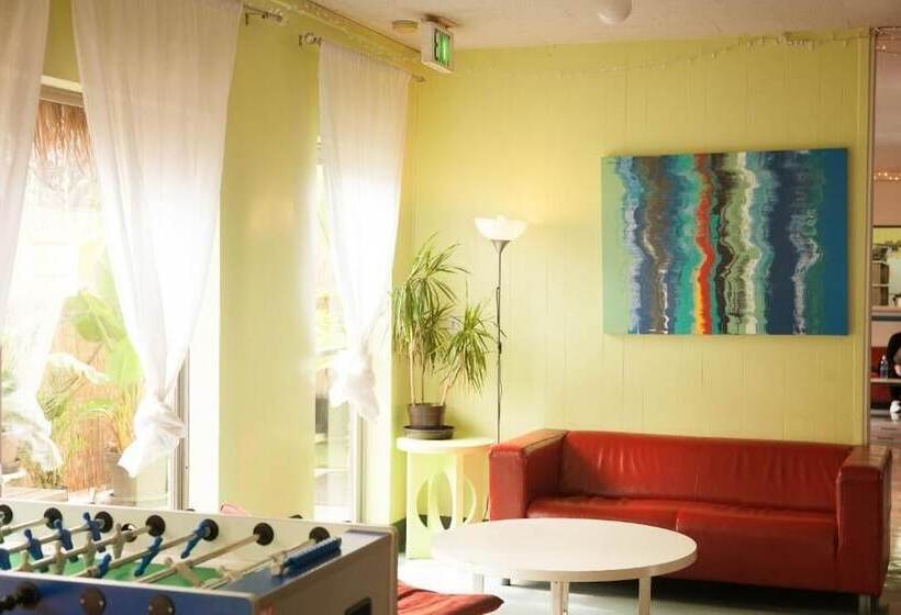 Banana Bungalow West Hollywood  & Hostel