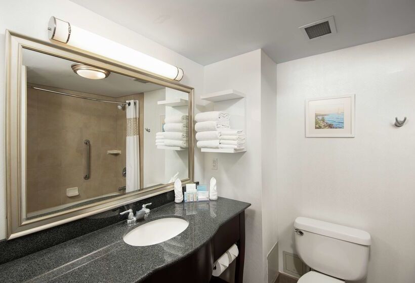 هتل Hampton Inn & Suites Barrie