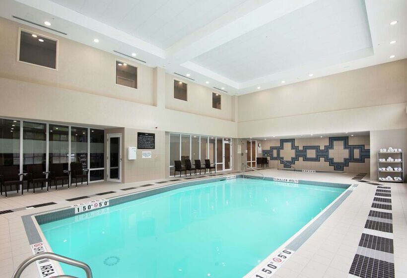 هتل Hampton Inn & Suites Barrie