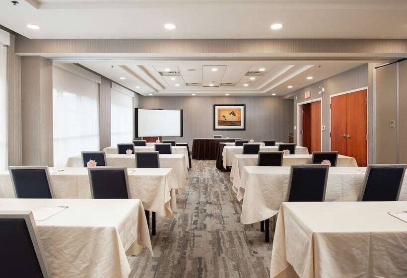 هتل Hampton Inn & Suites Barrie