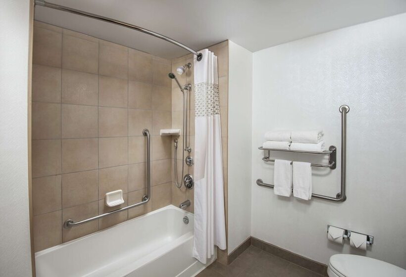 هتل Hampton Inn & Suites Barrie