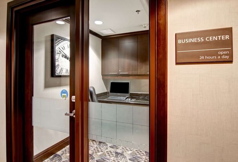 هتل Hampton Inn By Hilton Toronto Airport Corporate Centre