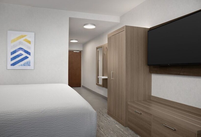هتل Holiday Inn Express & Suites Alexandria   Fort Belvoir, An Ihg