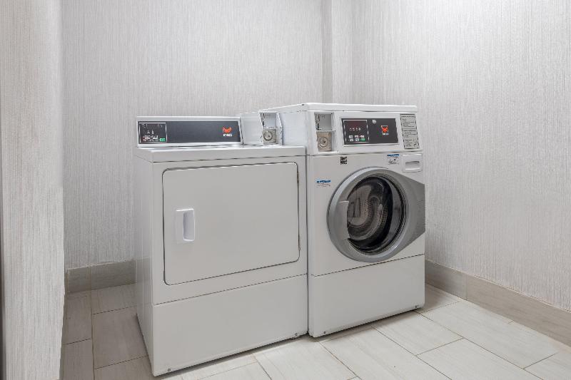 هتل Holiday Inn Express & Suites Dallas East   Fair Park, An Ihg