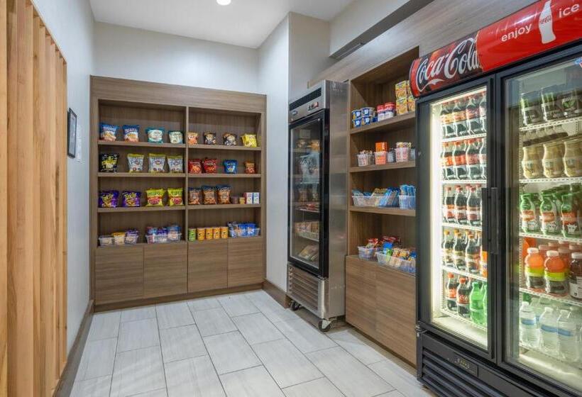 هتل Holiday Inn Express & Suites Dallas East   Fair Park, An Ihg