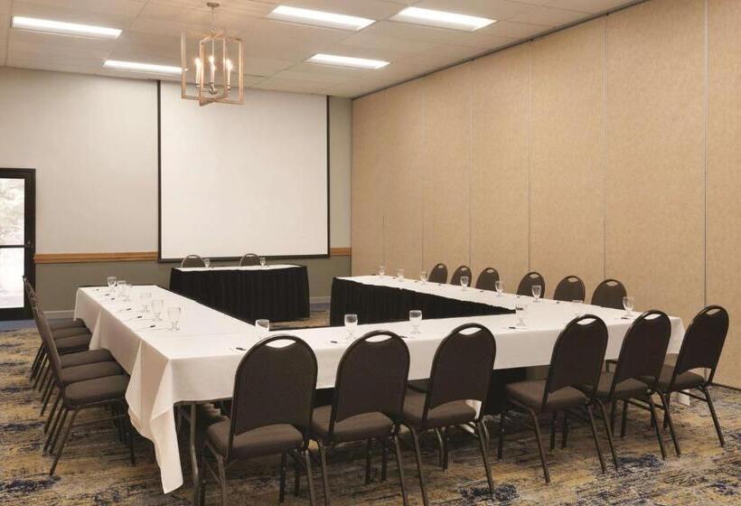 Radisson Hotel Ames Conference Center At Isu