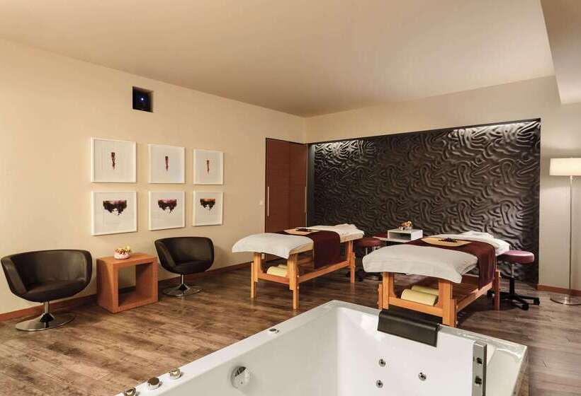 هتل Ramada By Wyndham Oradea