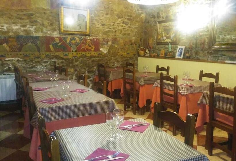مُتل Hostal Ruso Sc