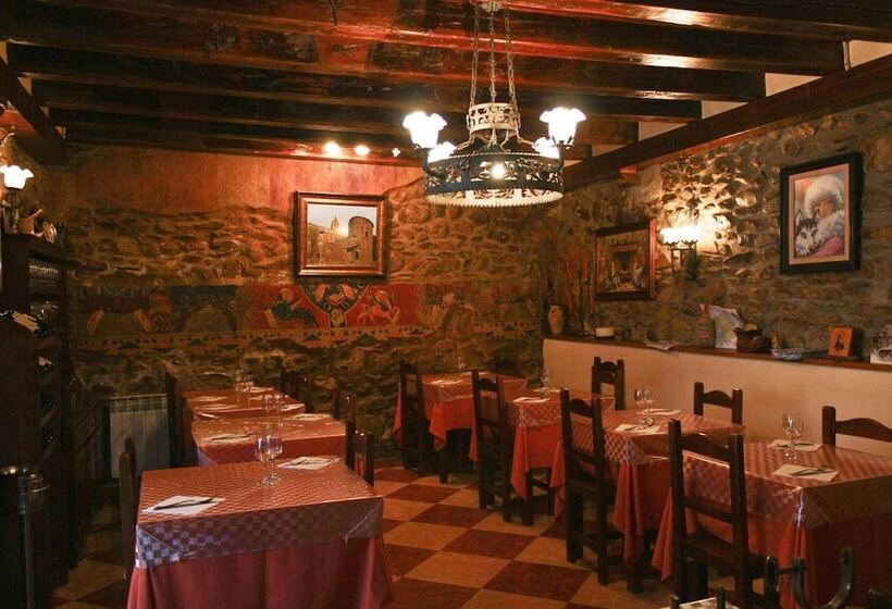 مُتل Hostal Ruso Sc