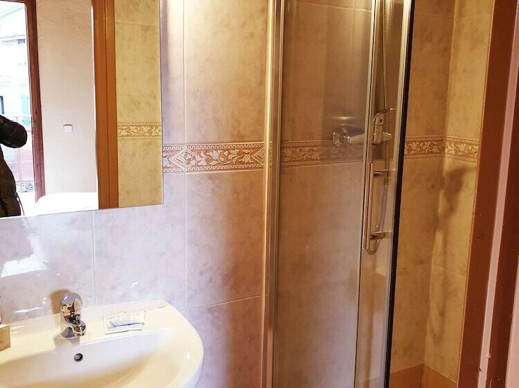 مُتل Hostal Ruso Sc