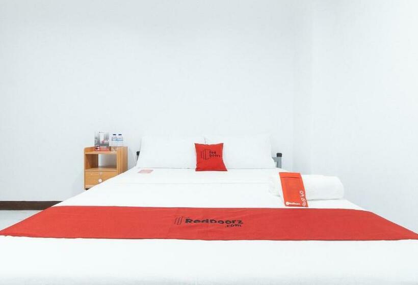 Отель Reddoorz @ 77 Travellers Inn Malolos Bulacan