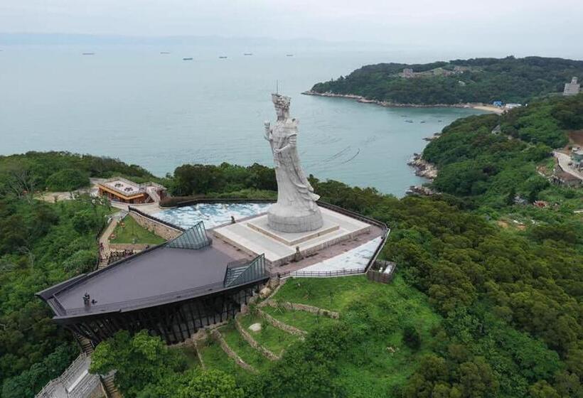 هاستل God’s Queen Esther