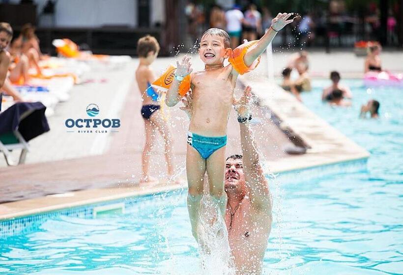 בית מלון כפרי Ostrov River Club
