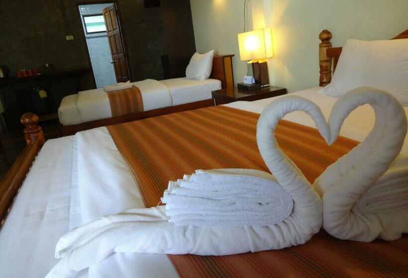 هتل The Chevalley Beach Resort