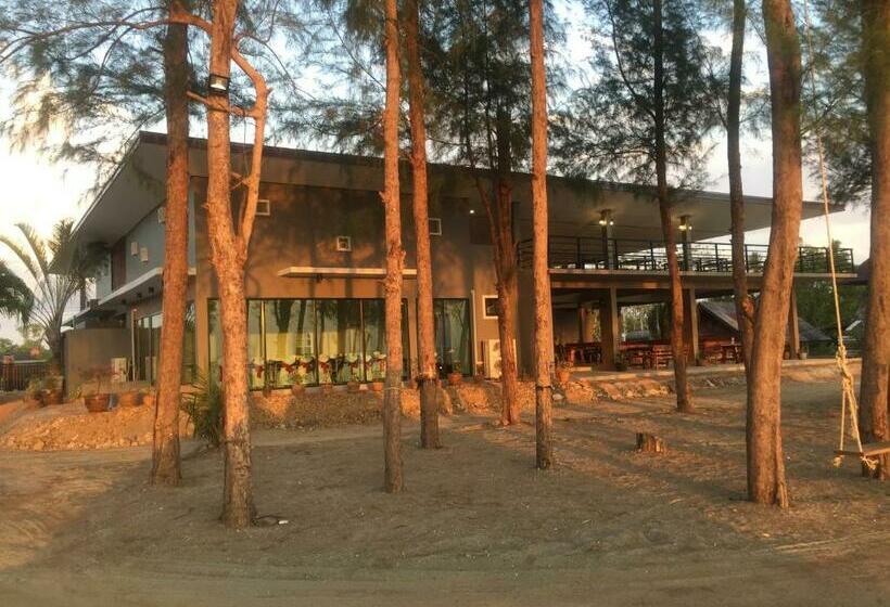 هتل The Chevalley Beach Resort