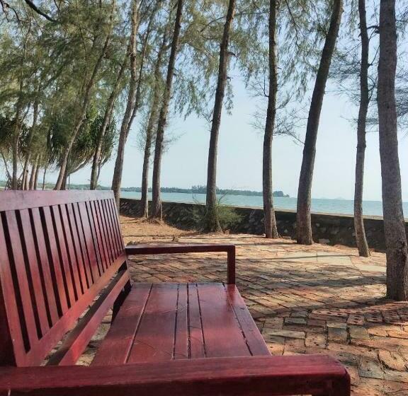 هتل The Chevalley Beach Resort