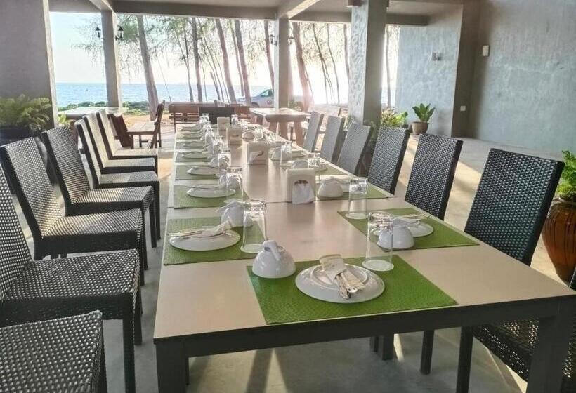 هتل The Chevalley Beach Resort