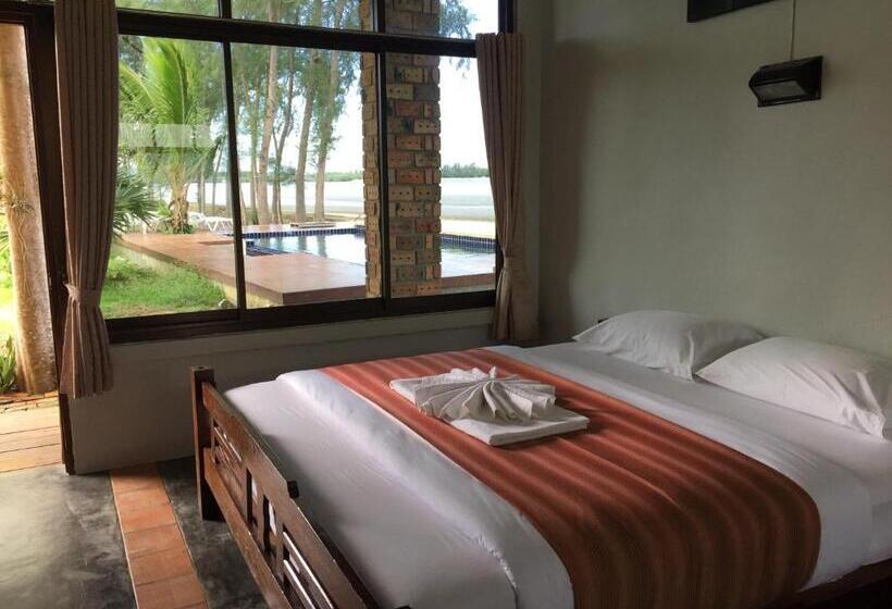 هتل The Chevalley Beach Resort
