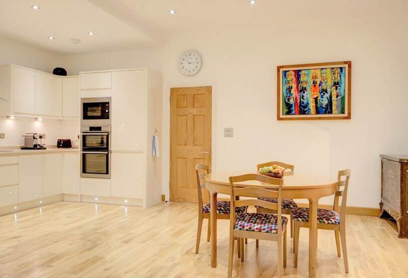 هتل Luxury Apartments   Rodney Road