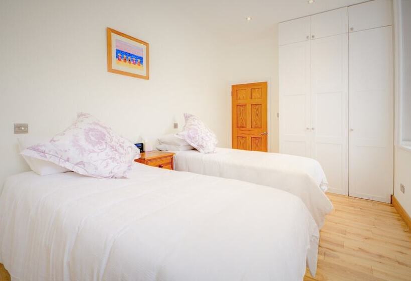 هتل Luxury Apartments   Rodney Road