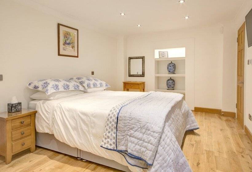 هتل Luxury Apartments   Rodney Road