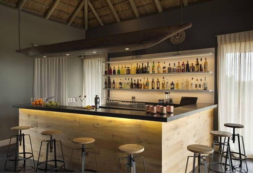 هتل Mhondoro Safari Lodge & Villa
