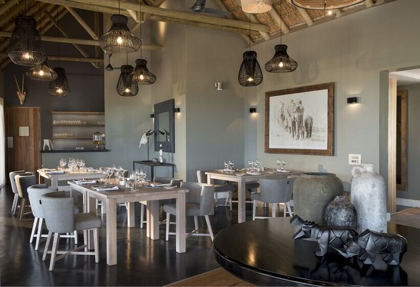 هتل Mhondoro Safari Lodge & Villa