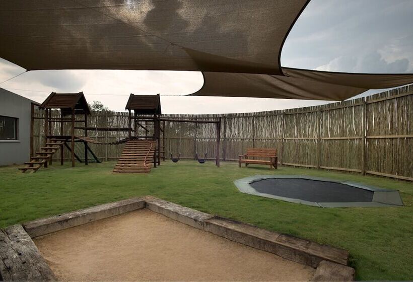 هتل Mhondoro Safari Lodge & Villa