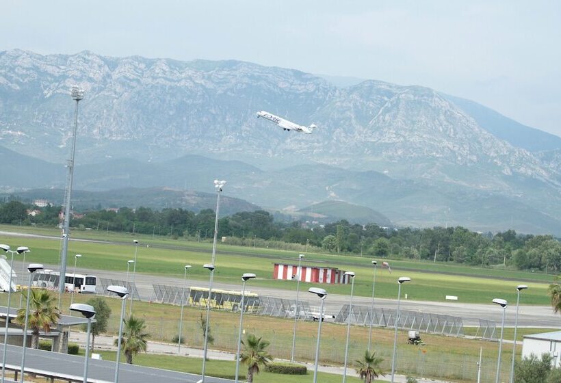 ホテル Airport  Tirana