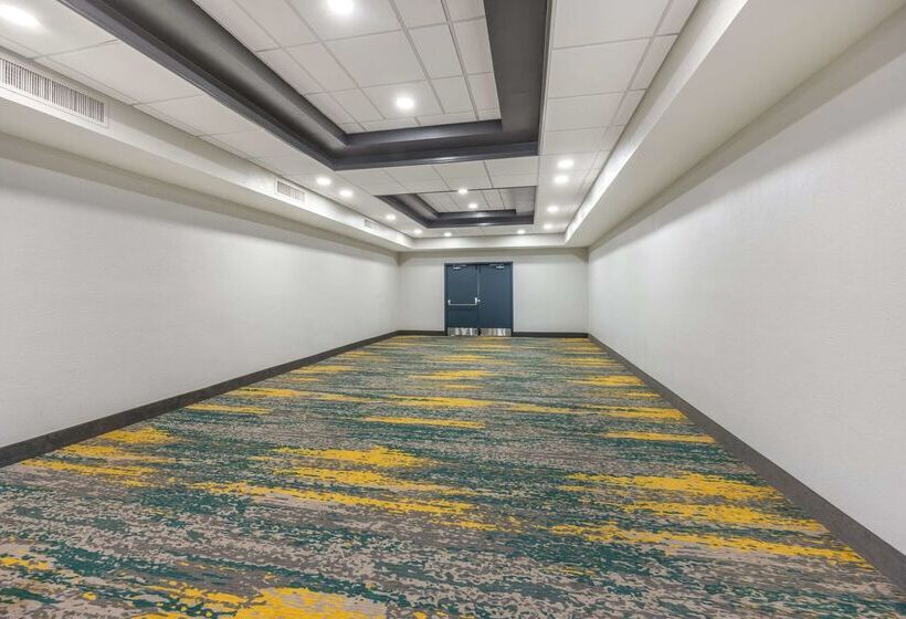 هتل Clarion Inn