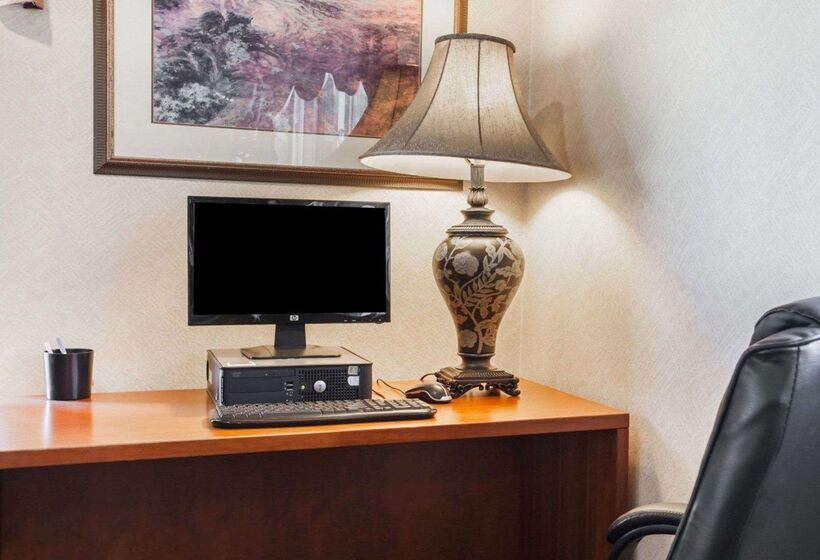 هتل Quality Inn Kirkland