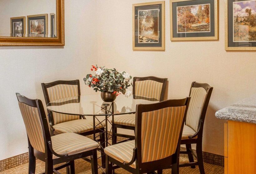 هتل Quality Inn Kirkland