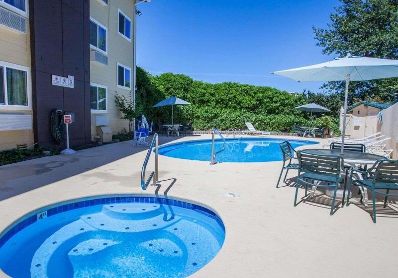 هتل Quality Inn Kirkland
