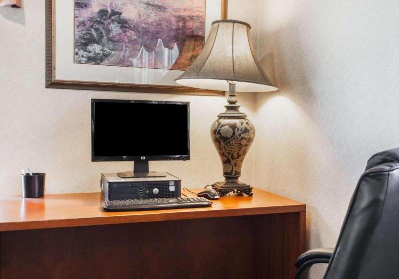 هتل Quality Inn Kirkland