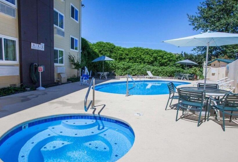 هتل Quality Inn Kirkland