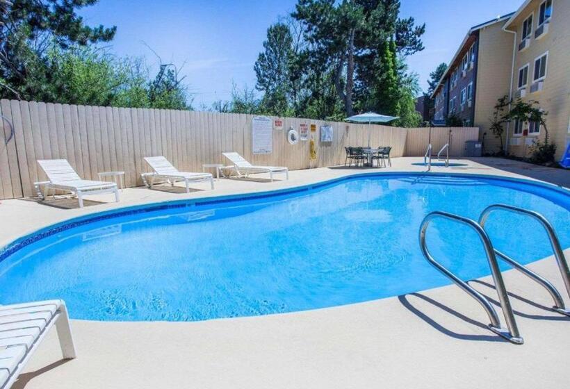 هتل Quality Inn Kirkland