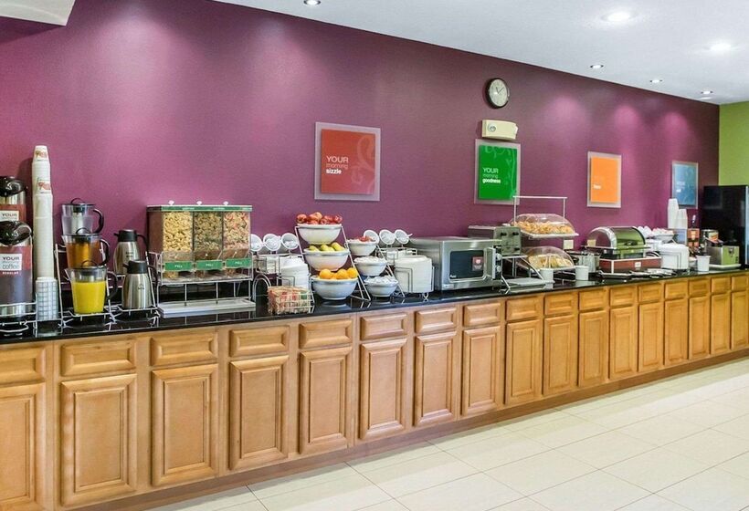 Отель Comfort Inn & Suites Near Tinley Park Amphitheater