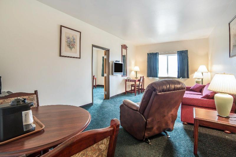 هتل Helena Inn Airport