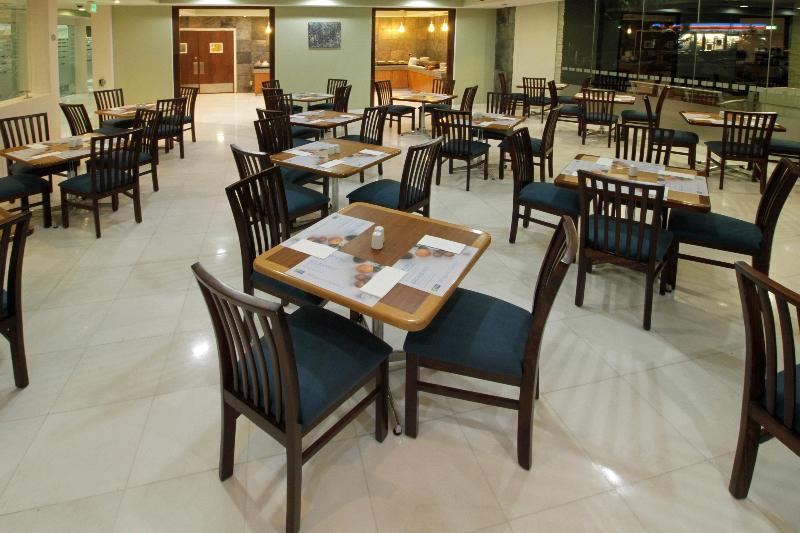 هتل Holiday Inn Express & Suites Irapuato
