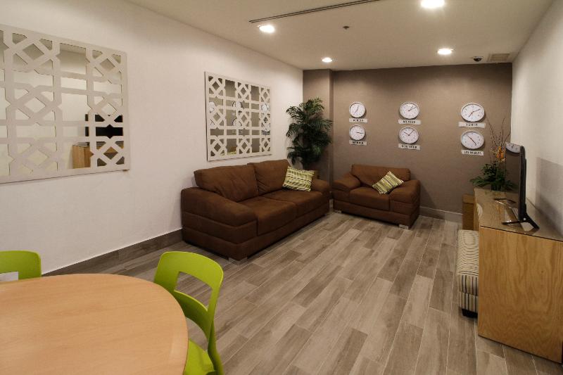 هتل Holiday Inn Express & Suites Irapuato