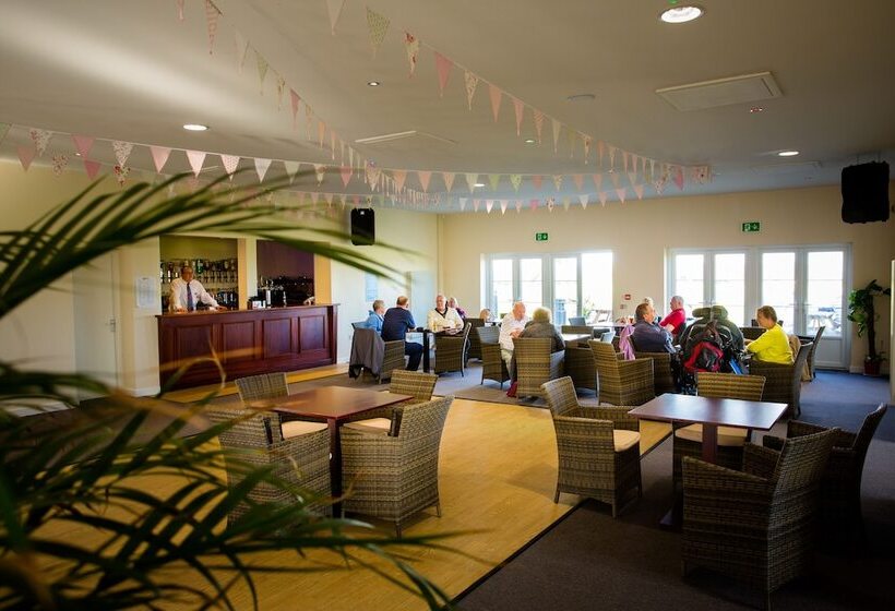 בית מלון כפרי Pakefield Holiday Village   Adults Only