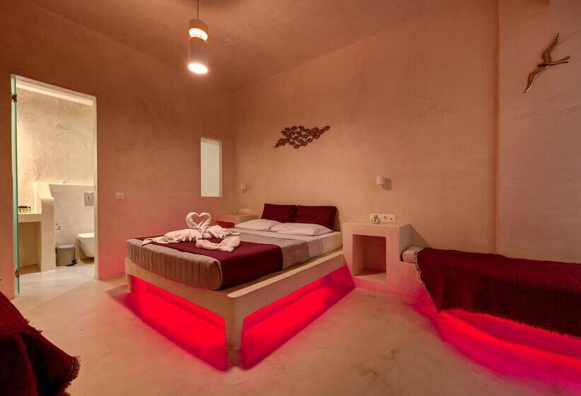 هتل The Muse Of Santorini Hot Tub Suites