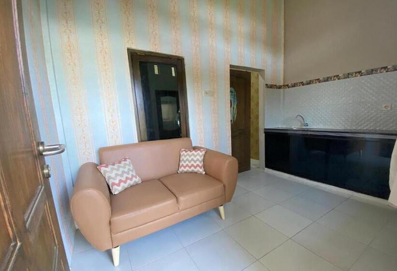 Отель Reddoorz Near Mojokerto Train Station