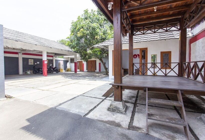 Отель Spot On 1055 Sakura Homestay Syariah