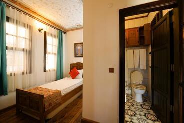 مسافرخانه Old House Hotel&pub