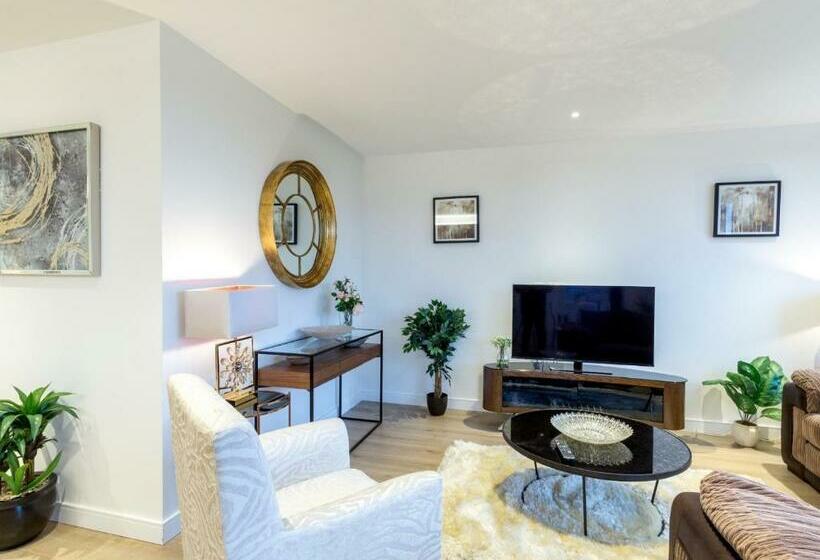 هتل 2 Bed Property Close To Heathrow Airport
